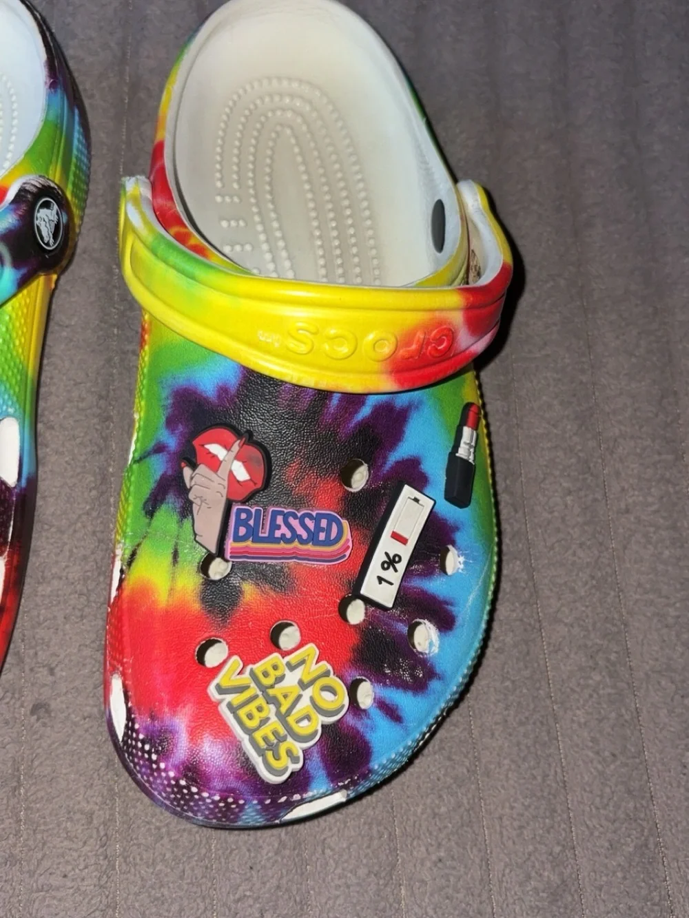 CROCS Kids Tie-Dye Clogs with funny Charm Pins - Rainbow
